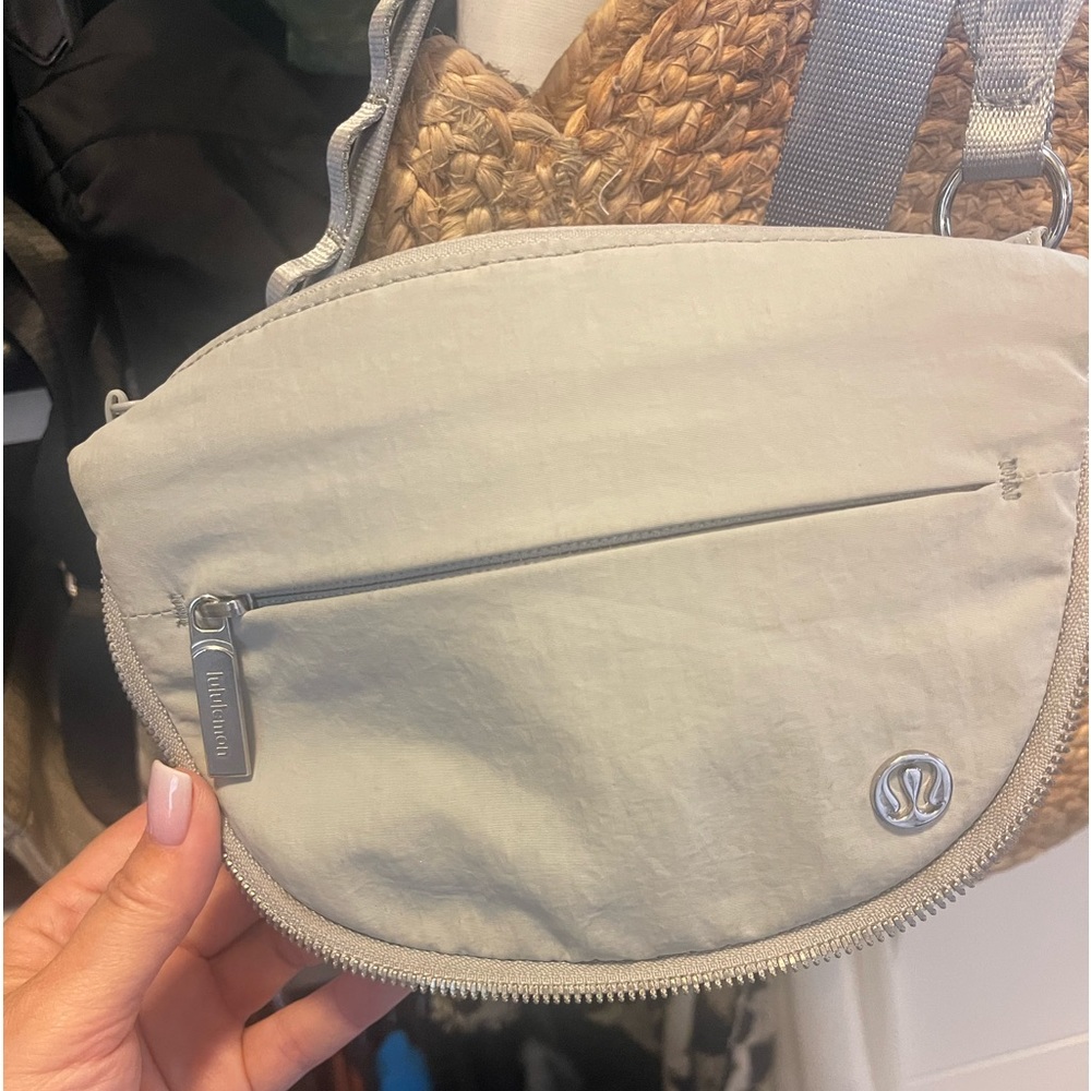 RARE. No longer sold. Lululemon belt bag/ cross body bag